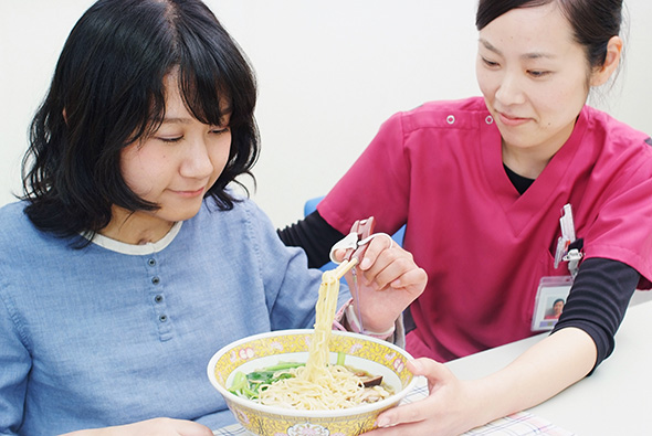 ラーメンを食べる佐久間さん