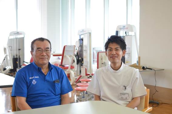 ちゃんぽん「でんすけ」店長・岸川幸生さん（左）と新武雄病院リハビリテーション科作業療法士・杉谷翔さん（右）