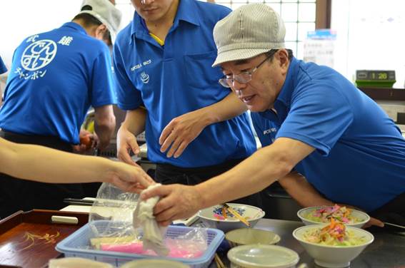 障害のある人たちと一緒に、食堂を切り盛りする岸川さん。