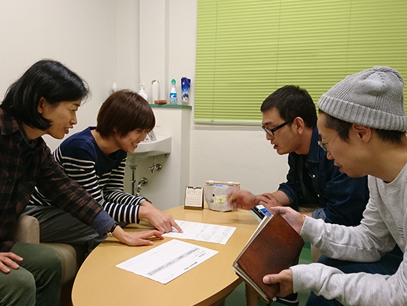 打ち合わせで情報共有する訪問看護ステーションACT-Jの作業療法士。左から、足立さん、永井さん、五ノ坪さん、真嶋さん