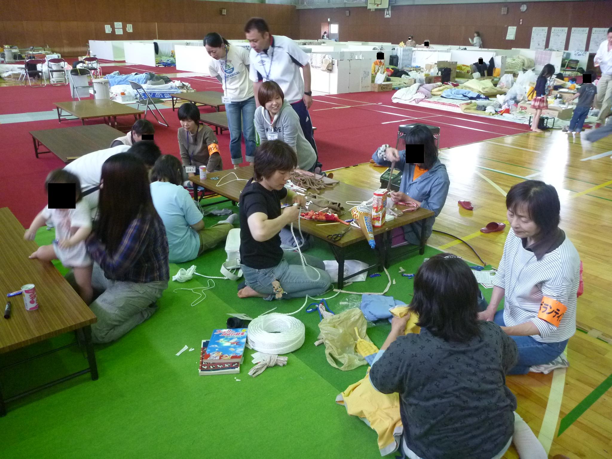 東日本大震災の時の活動（避難所での布草履づくり）