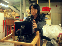 型どりした椅子のカタチを、ウレタン素材で再現していく野村寿子さん